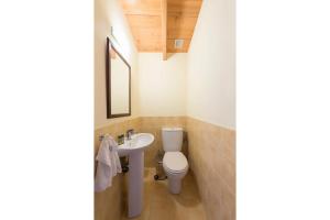 プラカにあるAriadne Villaのトイレと洗面台付きのバスルーム +12枚の写真