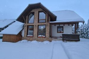 Apartmánový dom Vila Maroš om vinteren