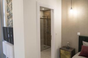 ニコシアにあるSTAY Glam Skin Studioのバスルーム(シャワーの隣にウォークインシャワー付) +31枚の写真