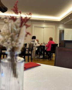 eine Gruppe von Personen, die an einem Tisch in einem Zimmer sitzen in der Unterkunft Schlosshotel Ahaus in Ahaus