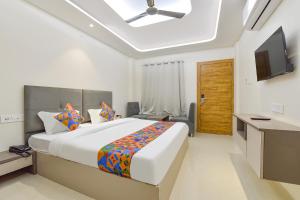 Televiisor ja/või meelelahutuskeskus majutusasutuses FabHotel Synergy Stays