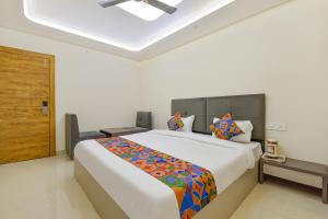 Voodi või voodid majutusasutuse FabHotel Synergy Stays toas +27 fotot