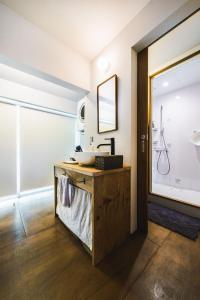 ein Badezimmer mit Waschbecken und Dusche in der Unterkunft Gateway to Hakuba & Snow Monkey - Historic 200yo Home in Nagano