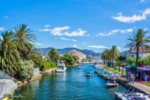 a view of a river in a city with boats at Apartamento Frente del Mar in Empuriabrava