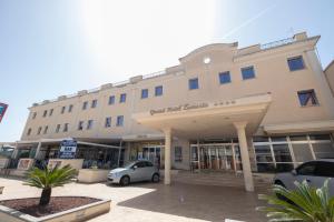 un edificio con un coche aparcado delante en Grand Hotel Lamezia, en Lamezia Terme
