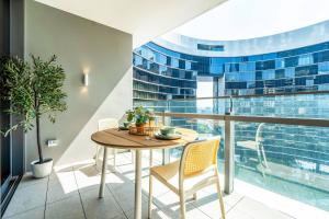 Bazén v ubytování Queens Wharf City Charm w/ Balcony Views - LV 15 nebo v jeho okolí