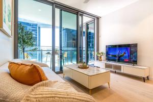 TV a/nebo společenská místnost v ubytování Queens Wharf City Charm w/ Balcony Views - LV 15