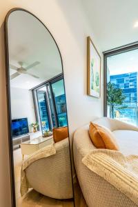 Postel nebo postele na pokoji v ubytování Queens Wharf City Charm w/ Balcony Views - LV 15 + 23 fotografií