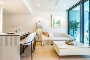 Posezení v ubytování Queens Wharf City Charm w/ Balcony Views - LV 15