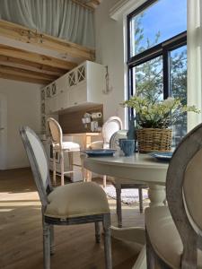 a dining room with a table and chairs at Domki nad jeziorami Niedźwiady in Ślesin