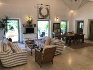 TV a/nebo společenská místnost v ubytování Lenora House, Unawatuna