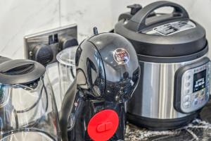 a blender and a toaster sitting on a counter at Deluxe Studio Flat - King's Cross - by KeyHol Holiday Let in London