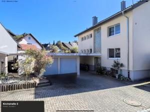 an empty driveway in front of a white building at Montage- Pendlerwohnung in Kandern