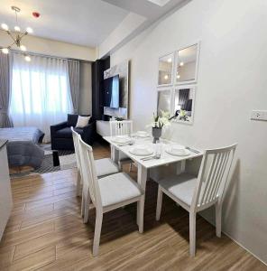 Posezení v ubytování Cozy Condo in Holland Park Southwoods With Pool