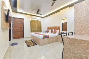 Katil atau katil-katil dalam bilik di FabHotel Govindam Royal Stay