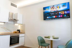 cocina con TV colgada en la pared en Vecchia Milano Luxury Suite, en Milán