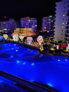 Blick auf eine Stadt in der Nacht mit blauen Lichtern in der Unterkunft Caesar Resort & Spa - 1 Bed luxury apartment in Trikomo