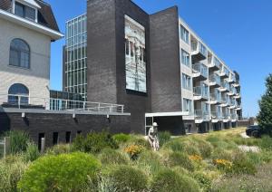 米德尔克尔克Acropolis - Luxury Appartments I Hotelservice and parking的侧面有壁画的建筑