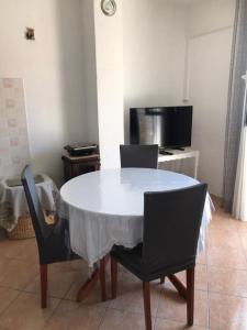 Μια τηλεόραση ή/και κέντρο ψυχαγωγίας στο Apartments Mira