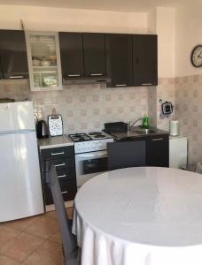 Η κουζίνα ή μικρή κουζίνα στο Apartments Mira