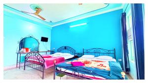 Ένα ή περισσότερα κρεβάτια σε δωμάτιο στο বীণাপানি হোটেল & রেস্টুরেন্ট Binapani Tarapith