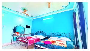 Ένα ή περισσότερα κρεβάτια σε δωμάτιο στο বীণাপানি হোটেল & রেস্টুরেন্ট Binapani Tarapith