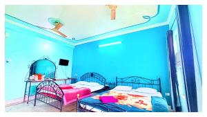 Ένα ή περισσότερα κρεβάτια σε δωμάτιο στο বীণাপানি হোটেল & রেস্টুরেন্ট Binapani Tarapith