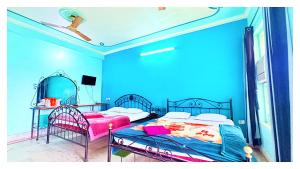 Ένα ή περισσότερα κρεβάτια σε δωμάτιο στο বীণাপানি হোটেল & রেস্টুরেন্ট Binapani Tarapith +1 φωτογραφίες