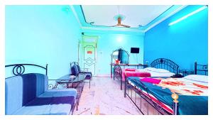 Ένα ή περισσότερα κρεβάτια σε δωμάτιο στο বীণাপানি হোটেল & রেস্টুরেন্ট Binapani Tarapith