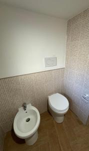 un baño con inodoro y lavabo en Casa Etna Soul, en Paterno