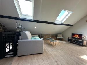 a living room with a couch and a fireplace at C Copenhague - charmant studio proche centre-ville in Charleville-Mézières +6 photos