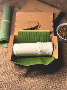 un rotolo di carta appoggiato su un piatto verde di Salora by Mohanam Comfort Homes a Kazhakuttam