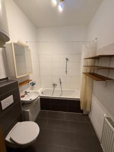 Un baño con inodoro, bañera y lavabo. en Sanierte Unterkunft in Glauchau Nähe zu VW Werk, en Glauchau