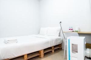 Giường trong phòng chung tại เดอะ ฮิดเด้น ตรอกข้าวสาร The Hidden Khaosan