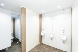 Phòng tắm tại เดอะ ฮิดเด้น ตรอกข้าวสาร The Hidden Khaosan +66 ảnh