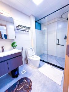 Ένα μπάνιο στο 17th The Maze Suites - Pool, Gym, Play +44 φωτογραφίες