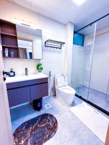 ein Badezimmer mit Toilette, Waschbecken und Dusche in der Unterkunft 3BD Apartment - Pool, Gym, Children Play Area in Nairobi