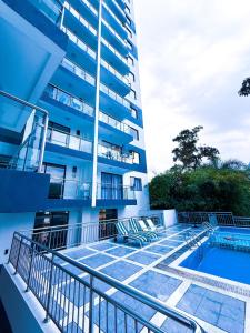 ein Gebäude mit einem Pool neben einem Gebäude in der Unterkunft 3BD Apartment - Pool, Gym, Children Play Area in Nairobi