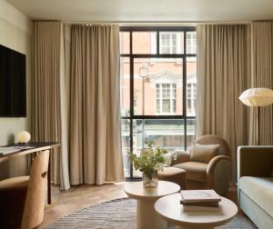 Χώρος καθιστικού στο The Newman