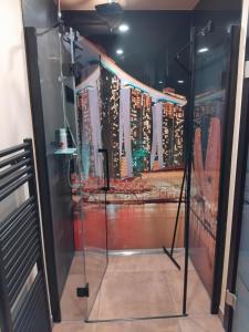 a glass display case with a picture of a city at Art Place Home in Rückersdorf