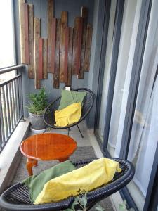 Fotografie z fotogalerie ubytování Cozy Top-Floor Apartment with Balcony & City Views near United Nations v destinaci Ruaka