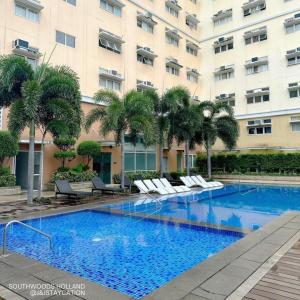 Bazén v ubytování Cozy Condo in Holland Park Southwoods With Pool nebo v jeho okolí