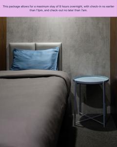 Кровать или кровати в номере Sleepover Terminal 1, Concourse D - formerly sleep 'n fly