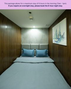 Кровать или кровати в номере Sleepover Terminal 1, Concourse D - formerly sleep 'n fly