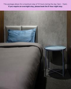 Кровать или кровати в номере Sleepover Terminal 1, Concourse D - formerly sleep 'n fly +3 фотографии