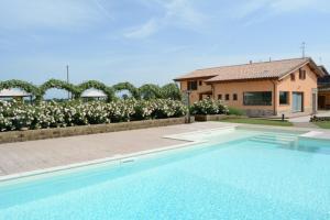 The swimming pool at or close to Il Fienile di Assisi
