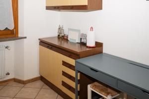 a kitchen with a counter top and a desk at La Casa del Mugnaio in San Pietro al Natisone