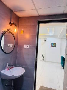 Koupelna v ubytování Luxury 4bhk Duplex sky villa with sunrise& ORR View-Nanakramguda -Gachibowli