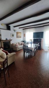 a living room with a table and chairs and a couch at CasaAnna relax vicino al mare e al centro storico in San Felice Circeo