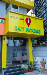 un letrero que indica la ubicación de unas habitaciones en el lateral de un edificio en HOTEL IRIS inn, en Dombivli 8 fotos más